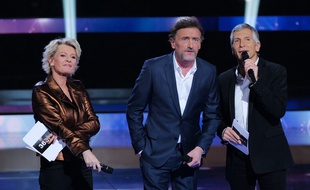 Sophie Davant, Jean-Paul Rouve et Nagui sur la scène du Telethon 2019, le 6 décembre 2019 au Parc de la Villette à Paris.