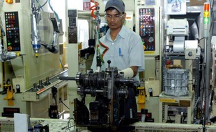 Un ouvrier indien sur une ligne de production de Toyota, dans une usine à Bidadi, dans l'état du Karnataka, le 28 juin 2005
