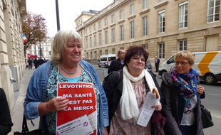 Vendredi 8 septembre 2017, Chantal L'Hoir (à g.), fondatrice de l'association française des malades de la thyroïde et Michèle Rivasi organisaient un rassemblement devant l'Assemblée nationale sur le Levothyrox.
