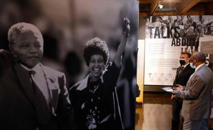 Emmmanuel Macron rend hommage à Nelson Mandela avant de quitter l'Afrique du Sud