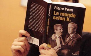 Le livre dresse une critique sévère des positions de politique étrangère de Bernard Kouchner, en particulier sur le Rwanda, et l'accuse de mélange des genres entre activités publiques et privées.