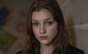 Flavie Delangle campe Lola Lecomte, l'héroïne de la saison 6 de « Skam France ».