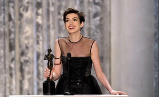 Anne Hathaway reçoit un Screen Actors Guild Award pour sa performance dans «Les Misérables», le 27 janvier 2013.
