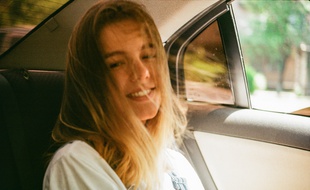 Illustration d'une adolescente en voiture, sur la banquette arrière