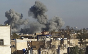 L'Etat islamique tire la moitié de ses revenus des taxes qu'il prélève sur le pétrole et le gaz, un secteur affaibli par les bombardements de la coalition internationale...