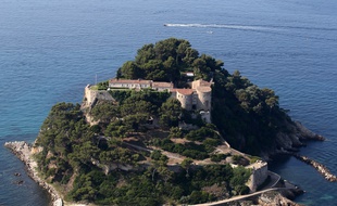Le fort de Brégançon dans le Var.