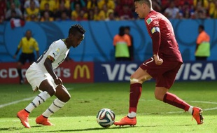 Le défenseur de l'équipe du Ghana Harrison Afful (g) face au capitaine de l'équipe du Portugal Cristiano Ronaldo (d) lors d'un match de la coupe du monde de football, le 26 juin 2014 à Brasilia