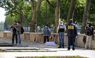 Policiers devant le musée d'Art Moderne de Paris où le vol a été commis. 20 mai 2010