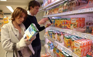 Illustration d'un couple au supermarché.
