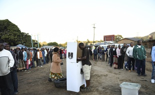 Un bureau de vote en plein air pour la présidentielle à Blantyre au Malawi le 23 juin 2020.