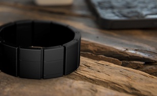Le bracelet Bond, composé d’un mini moteur à vibration et d’une zone tactile
