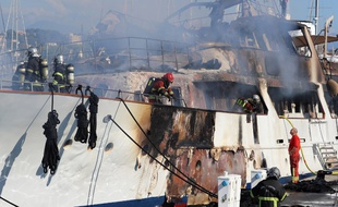 Un yacht de 42 mètres en feu dans le port de Golfe-Juan