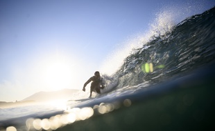 Un surfeur sur la côte basque.