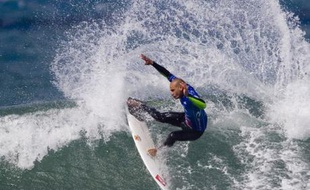Kelly Slater, le champion du monde de surf ASP, en pleine action lors de la Rip Curl Pro Competition à Bells Beach, en Australie, le 27 mars 2008.