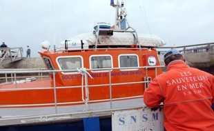 Un important dispositif de recherches était déployé vendredi près de Belle-Ile (Morbihan) pour retrouver deux marins-pêcheurs dont le caseyeur a fait naufrage, a annoncé la préfecture maritime de l'Atlantique.