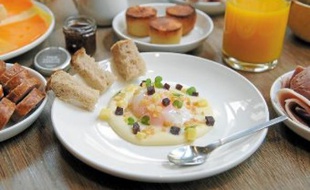 Le brunch idéal selon Alain Milliat : un œuf, du fromage, du pain… et des jus de fruits.