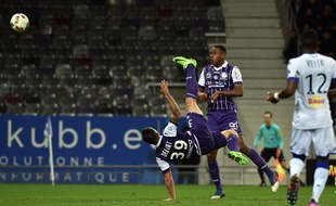 L'attaquant du TFC Andy Delort a réussi un superbe ciseau retourné contre Bastia au Stadium de Toulouse, le 11 février 2017 en Ligue 1.