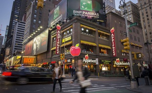 Une publicité pour BNP Paribas le 6 mai 2014 à New York.
