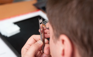 Un expert étudie un diamant, en février 2012 à Bordeaux (photo d'illustration).