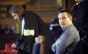 La cour d'assises des Hauts-de-Seine s'est davantage consacrée mardi à étayer l'innocence de Marc Machin, condamné pour le meurtre de Marie-Agnès Bedot en 2001 au Pont de Neuilly puis libéré après les aveux de David Sagno, qu'à prouver l'éventuelle culpabilité de ce dernier.