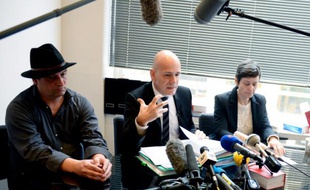Me Jean-Christophe Coubris (c), avocat de Florence (d) et Laurent Molinet, lors d'une conférence de presse à Paris, le 11 mars 2016