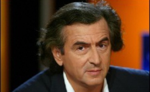 Un producteur de cinéma américain monte actuellement un film adapté du livre de l'écrivain et philosophe français Bernard-Henri Lévy sur le journaliste américain Daniel Pearl, assassiné au Pakistan il y a quatre ans, a rapporté lundi la presse spécialisée d'Hollywood.