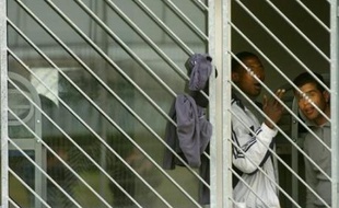 Pour lutter contre le "désoeuvrement" des retenus, la commission recommande l'intervention d'associations sportives et culturelles, voire "la mise en place de visiteurs de rétention" sur le modèle des visiteurs de prison.