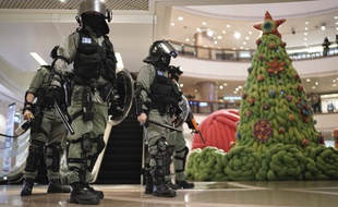 Le police antiémeute dans un centre commercial d'Hong Kong, le 24 décembre 2019.