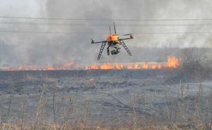 Le drone Scan-Copter, de l'entreprise Fly-n-Sense, en intervention sur un feu de forêt dans les Landes