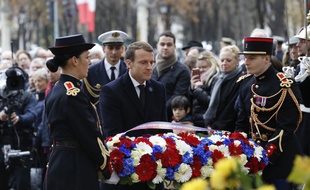 Emmanuel Macron dépose une gerbe de fleurs devant la statue de Georges Clémenceau, samedi 11 novembre, à Paris.