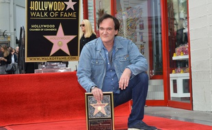 Quentin Tarantino inaugure son étoile sur le Walk of Fame, le 21 décembre 2015. AFP PHOTO /ANGELA WEISS