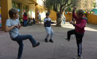 Les jeux traditionnels font leur retour dans les cours d'école.