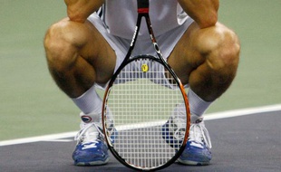 Les jambes d'un joueur de tennis, pensif, le menton sur sa raquette, lors du tournoi de Shanghai, le 18 octobre 2009.