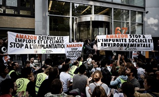 Des manifestants bloquent le site Amazon de Clichy, près de Paris, le 2 juillet 2019.