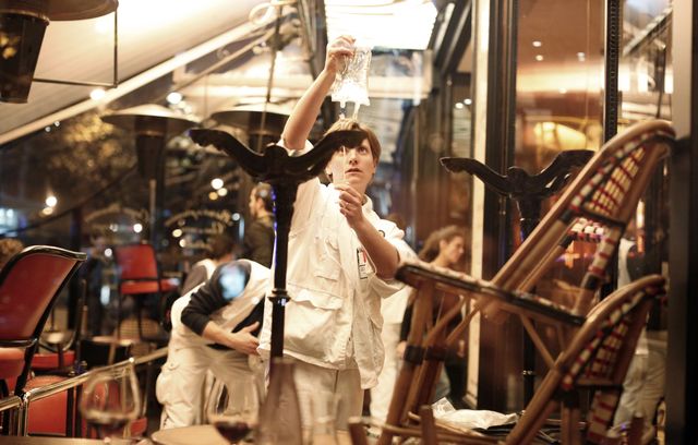 Dans les rues, sur les terrasses, les secours tentent désespérément de sauver des vies. Paris dans la nuit du 13 au 14 novembre 2015.