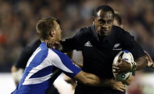 Rugby. Le joueur néo-zélandais Joe Rokocoko repousse le français Benjamin Thierry lors d'un test match à Eden Park, Auckland, Nouvelle-Zélande, le 2 juin 2007.