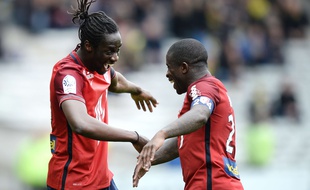 Les Lillois Eder et Mavuba ont le sourire après le succès à Nantes (0-3) AFP PHOTO / JEAN-SEBASTIEN EVRARD