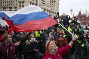 Un homme brandit le drapeau russe lors de la manifestation en soutien à Alexeï Navalny, à Moscou le 21 avril 2021.