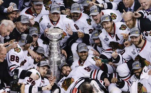 Les Chicago Blackhawks de Jonathan Toews (quelque part, au milieu), le 24 juin 2013