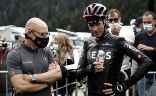 Froome en discussion avec Dave Brailsford sur la Route d'Occitanie.