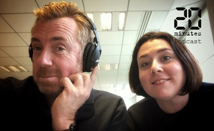 Les journalistes Christophe Séfrin et Anne-Laetitia Béraud lors du test d'un casque Marshall, le 4 mars 2020 à 20 Minutes à Paris
