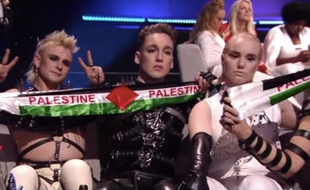 Le groupe islandais a brandi des banderoles aux couleurs du drapeau palestinien.