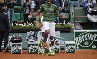 L'explosion de joie de Gaël Monfils après sa victoire au 5e set contre Pablo Cuevas au 3e tour de Roland-Garros, le 29 mai 2015.