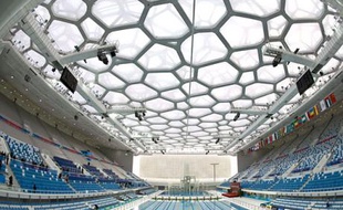 C'est au sein de ce bâtiment résolument moderne que se dérouleront les épreuves de natation, de plongeon, de natation synchronisée et de water-polo.