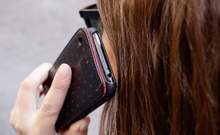 Illustration d'une femme utilisant un smartphone. 26/03/12 Toulouse