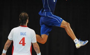 Le Réunionnais Daniel Narcisse marque pour la France en demi-finale de handball des JO, contre la Croatie, le 22 août 2008