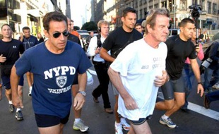 Jogging dans les rues de New York pour le président français Nicolas Sarkozy et le ministre des affaires étrangères Bernard Kouchner, le 24 septembre 2007.