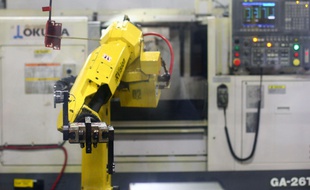 Un robot au travail dans l'entreprise Snavely's Machine & Manufacturing .