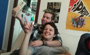 Léo et Clem, une jeune couple, a vécu la transition de Léo sans heurt.