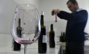 Un oenologue goûte un vin issu de cépages de Minervois le Château La Mignarde, à Montredon-des-Corbières, dans le Sud de la France, le 25 février 2016